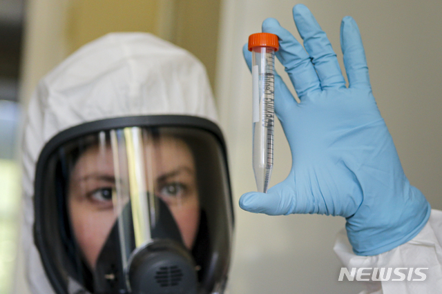 [모스크바=AP/뉴시스] 러시아는 11일(현지시간) 세계 최초로 신종 코로나바이러스 감염증(코로나19) 백신 '스푸트니크V'를 개발했다고 발표했다. 사진은 백신을 개발한 러시아 보건부 산하 가말레야 연구소의 연구원이 백신을 들어보이는 모습. 2020.8.12.