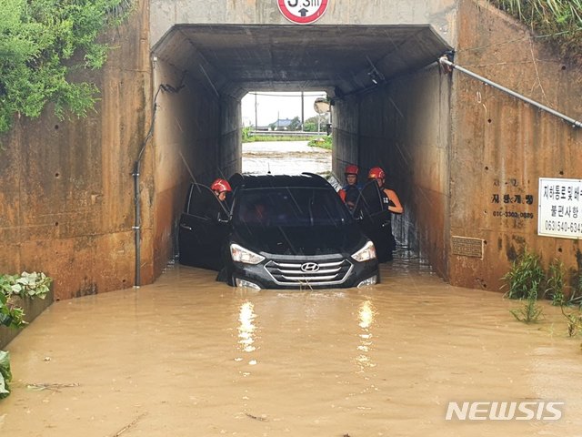 폭우에 지하차도를 지나던 차량이 물에 휩쓸리고 있다. (사진=김제소방서 제공)