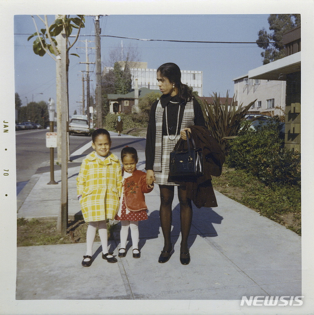 [버클리=AP/뉴시스] 카멀라 해리스(55) 상원 의원이 미국 민주당 대선 후보인 조 바이든(78) 전 부통령의 러닝메이트로 선정됐다. 사진은 1970년에 촬영한 해리스 의원의 어린 시절 사진으로 왼쪽부터 해리스, 그의 동생 마야, 어머니 시아말라. 2020.8.12.