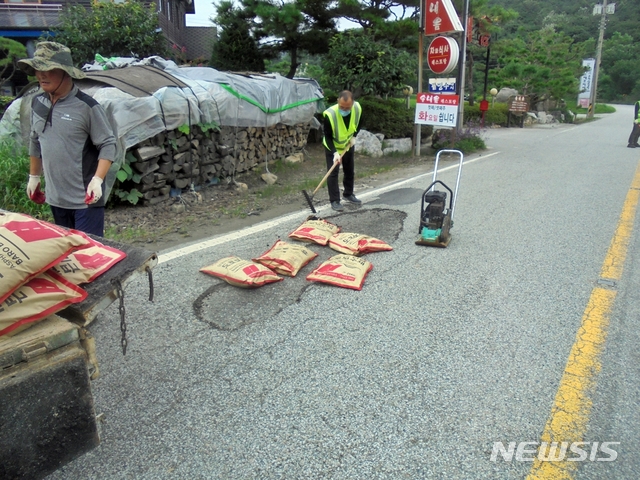 [익산=뉴시스] 강명수 기자 = 전북 익산시에서 집중호우로 파손된 도로를 보수하는 모습. (사진 =익산시 제공) 2020.08.13.photo@newsis.com