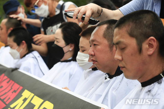 [서울=뉴시스] 박민석 기자 = 인천공항 비정규직 부당해고 규탄 집회가 열린 지난 13일 오전 서울 중구 예금보험공사 앞에서 삭발식이 진행되고 있다. 2020.08.13. mpark@newsis.com