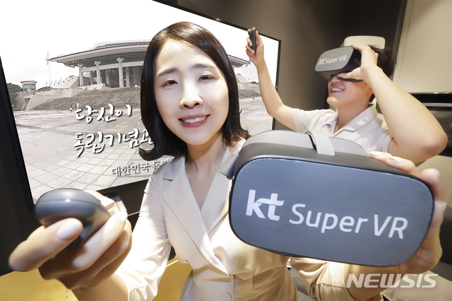 [서울=뉴시스] KT가 광복절을 맞아 천안에 위치한 독립기념관을 360도 가상현실(VR) 영상으로 만나볼 수 있는 실감형 콘텐츠를 '슈퍼VR'을 통해 선보인다. (사진=KT 제공) 2020.08.14