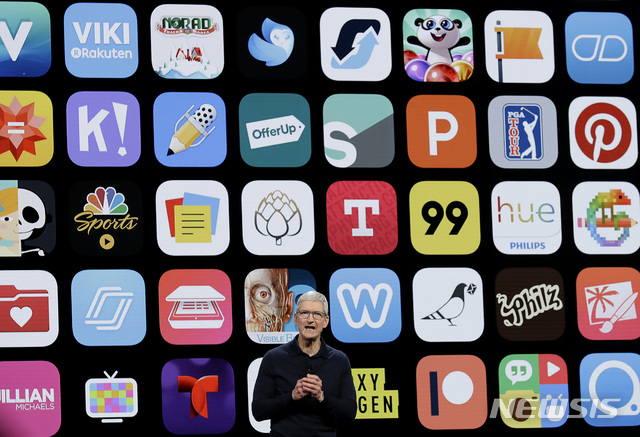 [산호세(캘리포니아)=AP/뉴시스]팀 쿡 애플 CEO가 지난 2018년 열린 애플 세계 개발자 회의(WWDC)에서 신제품을 발표하고 있다. 2018.6.4.