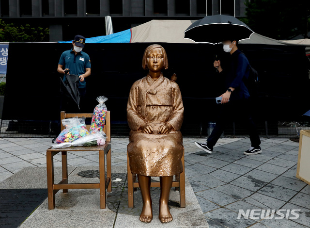 [서울=뉴시스]김병문 기자 = 일본군'위안부' 피해자 기림의 날인 14일 오전 서울 종로구 옛 일본대사관 앞 평화의 소녀상 뒤로 시민들이 이동하고 있다. 2020.08.14.  dadazon@newsis.com 