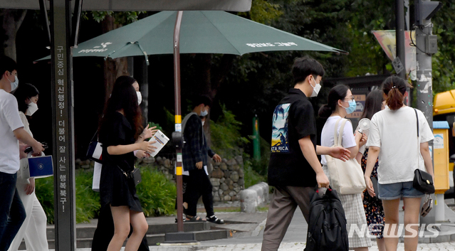 [광주=뉴시스] 신대희 기자 = 광주에 폭염경보가 발효 중인 14일 오후 북구 용봉동 전남대학교 후문 횡단보도 그늘막에서 시민들이 잠시 더위를 피하고 있다. 2020.08.14.  sdhdream@newsis.com