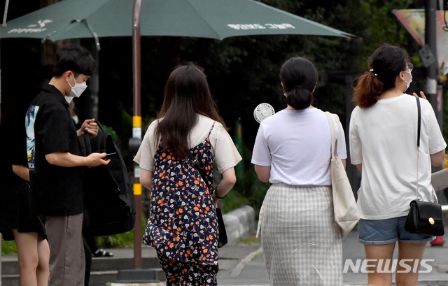 [광주=뉴시스] 신대희 기자 = 광주에 폭염경보가 발효 중인 14일 오후 북구 용봉동 전남대학교 후문 횡단보도 그늘막에서 시민들이 잠시 더위를 피하고 있다. 2020.08.14.  sdhdream@newsis.com