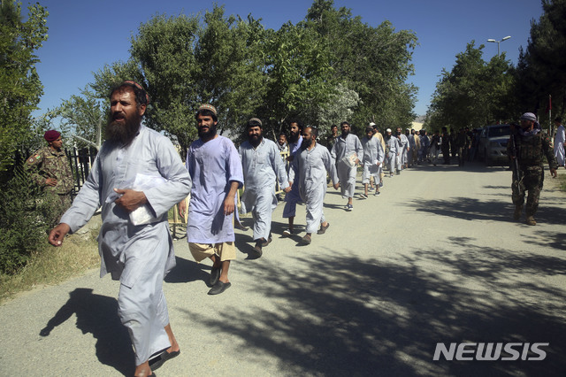 [AP/뉴시스] 5월26일 아프간 파르완주 바그람 감옥에서 탈레반 포로들이 석방되고 있다. 미국과 탈레반 반군 협정에 따라 아프간 정부가 억류하고 있는 5000명의 탈레반 반군이 전원 석방된다. 2020. 8. 14.