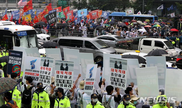 [서울=뉴시스]추상철 기자 =8·15 민족자주대회 추진위원회 회원들과 보수단체 참가자들이 15일 오전 각각 서울 종로구 세종문화회관 앞에서 한미연합군사훈련 중단 등을 촉구하는 기자회견을 여는 한편 광화문광장에서는 보수단체 참가자가 집회를 하고 있다. 2020.08.15. scchoo@newsis.com