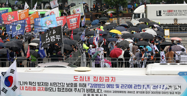 [서울=뉴시스]추상철 기자 =보수단체 집회 참가자들이 15일 오전 서울 종로구 광화문광장에서 8·15 광복절 맞아 집회를 하고 있다. 2020.08.15. scchoo@newsis.com