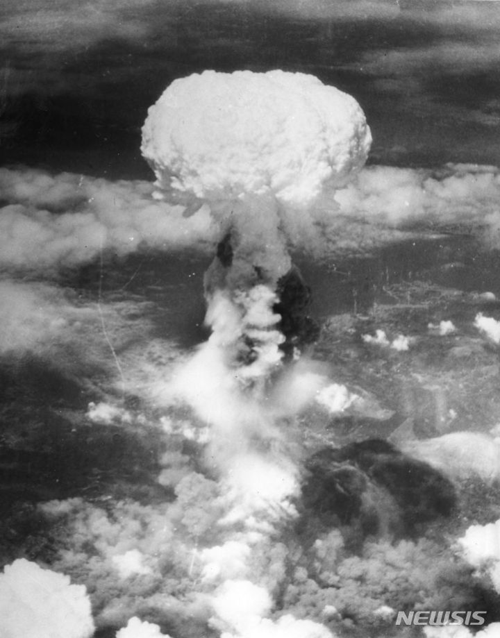 [나가사키=AP/뉴시스]1945년 8월9일 이 미군이 투하한 두 번째 원자폭탄이 일본 항구 도시 나가사키 상공에서 폭발한 후 거대한 연기가 공중으로 솟아오르는 모습. 2023.11.28.