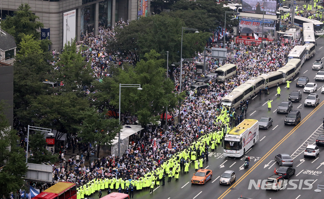 [서울=뉴시스] 최진석 기자 = 15일 오후 서울 종로구 동화면세점 앞에서 대한민국바로세우기 국민운동본부·자유연대 주최로 '문재인 퇴진 8.15 국민대회'가 열리고 있다. 2020.08.15.  myjs@newsis.com