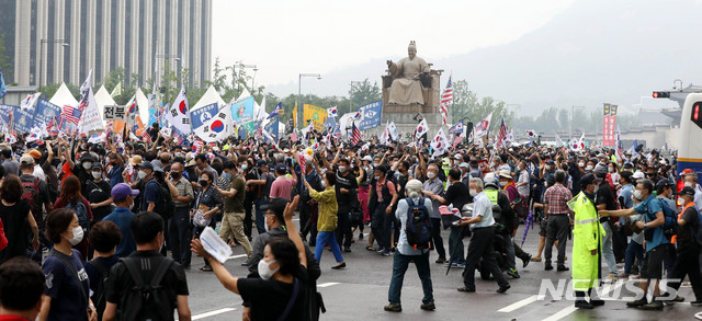 [서울=뉴시스]추상철 기자 =보수단체 집회 참가자들이 지난 15일 오전 서울 종로구 광화문광장에서 8·15 국민대회 집회중 경찰이 세워놓은 바리게이트를 넘어 도로로 나오고 있다. 2020.08.15.  scchoo@newsis.com