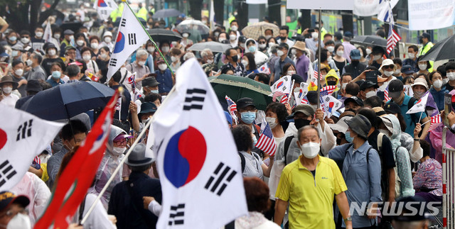 [서울=뉴시스]추상철 기자 =보수단체 집회 참가자들이 15일 오전 서울 종로구 광화문광장 인근에서 8·15 국민대회 집회에 참가하기 위해 집결하고 있다. 2020.08.15.  scchoo@newsis.com