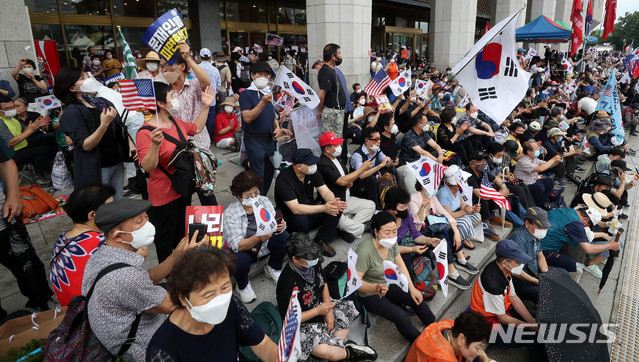 [서울=뉴시스]추상철 기자 =보수단체 집회 참가자들이 15일 오전 서울 종로구 광화문광장에서 8·15 국민대회 집회를 위해 집결해 있다. 2020.08.15. scchoo@newsis.com