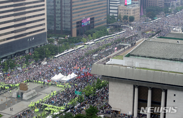 [서울=뉴시스]김명원 기자 = 보수단체들이 15일 서울 종로구 광화문 광장 주변에 대규모 집회를 이어가고 있다. 2020.08.15. kmx1105@newsis.com