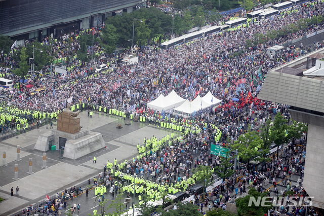 [서울=뉴시스]김명원 기자 = 보수단체들이 15일 서울 종로구 광화문 광장 주변에 모여 8·15 대규모 집회를 이어가고 있다. 2020.08.15.  kmx1105@newsis.com 