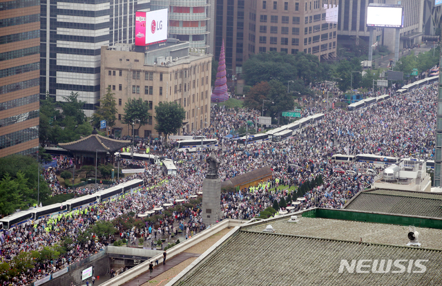 [서울=뉴시스]김명원 기자 = 보수단체들이 15일 서울 종로구 광화문 광장 주변에 모여 8·15 대규모 집회를 이어가고 있다. 2020.08.15.  kmx1105@newsis.com 