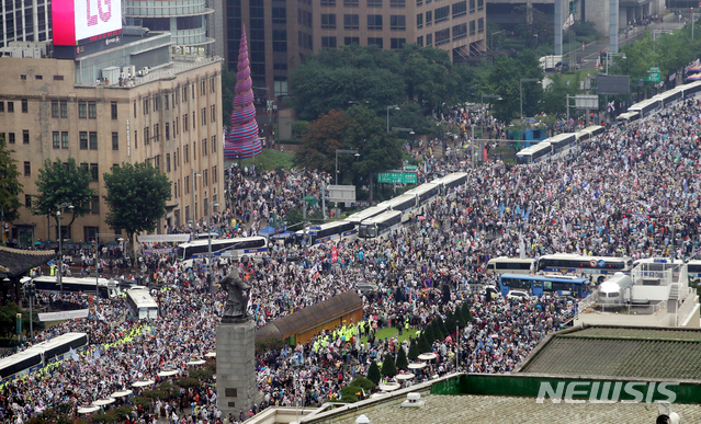 [서울=뉴시스]김명원 기자 = 보수단체들이 지난달 15일 서울 종로구 광화문 광장 주변에 대규모 집회를 이어가고 있다. 2020.08.15. kmx1105@newsis.com