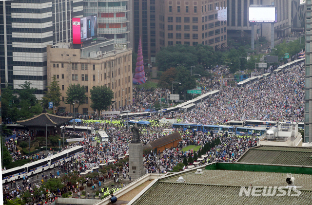 [서울=뉴시스] 보수단체들이 15일 서울 종로구 광화문 광장 주변에 대규모 집회를 이어가고 있다. 2020.08.15. photo@newsis.com