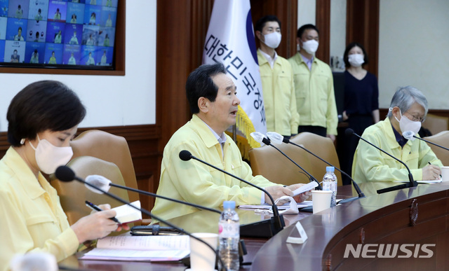 [서울=뉴시스]박영태 기자 = 정세균 국무총리가 16일 오후 서울 종로구 정부서울청사에서 열린 신종 코로나바이러스 감염증(코로나19) 대응 중앙재난안전대책본부 회의에서 모두발언을 하고 있다. 2020.08.16.since1999@newsis.com