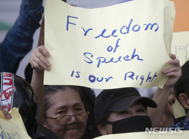 [방콕=AP/뉴시스]러시아가 유럽연합(EU) 회원국에서 활동하는 서방 언론사 81개 누리집 접근을 차단했다고 발표했다. 사진은 태국 수도 방콕에서 2020년 8월16일(현지시각) 반(反)정부 시위 참가자가 "언론자유는 우리의 권리"라고 영어로 쓴 종이를 들어보이는 모습. 2024.06.26.