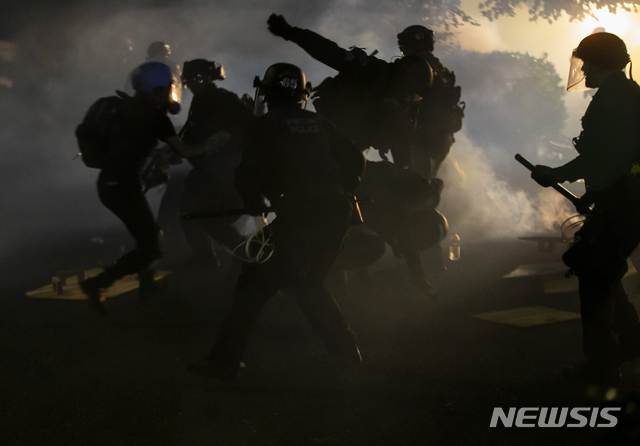 미 포틀랜드시위에 경찰 '폭동'선언, 진압장비 총동원