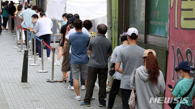 [서울=뉴시스] 이영환 기자 = 서울과 경기지역 신종 코로나바이러스 감염증(코로나19) 확진자가 증가하고 있는 17일 오전 서울 성북구보건소에서 시민들이 코로나19 검사를 받기 위해 줄지어 서 있다. 2020.08.17.  20hwan@newsis.com