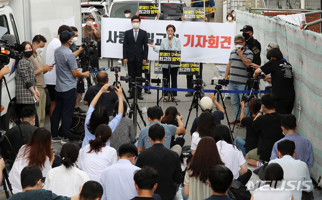 [서울=뉴시스] 이영환 기자 = 사랑제일교회 및 전광훈 목사 공동변호인 강연재 변호사가 17일 오전 서울 성북구 사랑제일교회 인근에서 '서울시의 고발 및 얼론 발표 내용 관련 기자회견'을 하고 있다. 2020.08.17. 20hwan@newsis.com