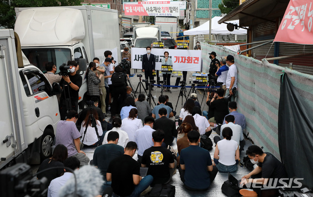 [서울=뉴시스] 이영환 기자 = 사랑제일교회 및 전광훈 목사 공동변호인 강연재 변호사가 17일 오전 서울 성북구 사랑제일교회 인근에서 '서울시의 고발 및 얼론 발표 내용 관련 기자회견'을 하고 있다. 2020.08.17.  20hwan@newsis.com