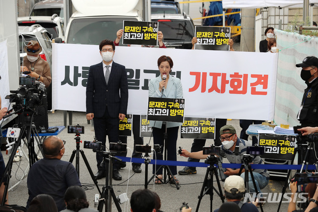 [서울=뉴시스] 이영환 기자 = 사랑제일교회 및 전광훈 목사 공동변호인 강연재 변호사가 17일 오전 서울 성북구 사랑제일교회 인근에서 '서울시의 고발 및 얼론 발표 내용 관련 기자회견'을 하고 있다. 2020.08.17. 20hwan@newsis.com