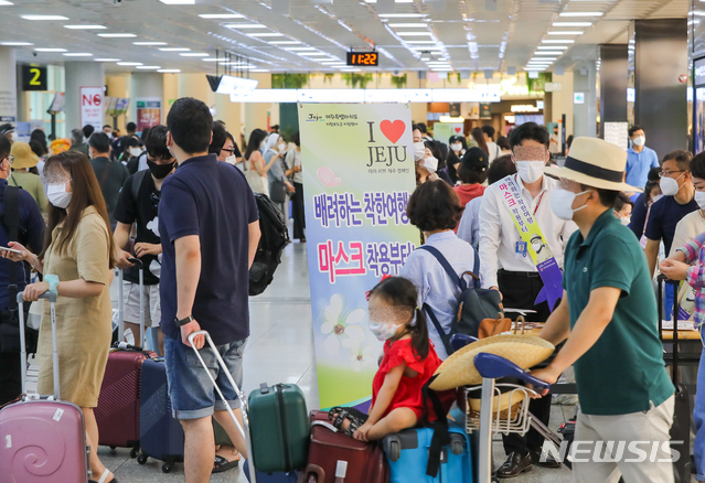 [제주=뉴시스]우장호 기자 = 광복절 황금연휴 마지막 날인 17일 제주국제공항 1층 도착장에서 신종 코로나바이러스 감염증(코로나19) 예방을 위한 '마스크 착용' 캠페인이 진행되고 있다. 2020.08.17. woo1223@newsis.com