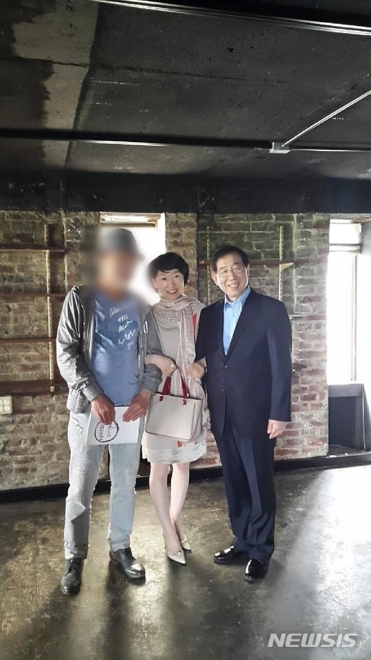 [대구=뉴시스]김정화 기자= 진혜원 대구지검 부부장검사가 지난 7월14일 자신의 페이스북에 고(故) 박원순 서울시장과 팔짱 낀 사진과 함께 "권력형 범죄 자수한다"며 글을 올렸다. (사진=진혜원 검사 페이스북 갈무리) 2020.07.14. photo@newsis.com