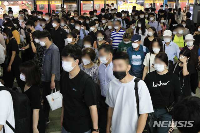 [서울=뉴시스] 박민석 기자 = 수도권발 신종 코로나바이러스 감염증(코로나19) 확산세가 지속되고 있는 18일 오전 마스크를 착용한 시민들이 서울지하철 신도림역에서 출근길 발걸음을 옮기고 있다. 2020.08.18.  mspark@newsis.com