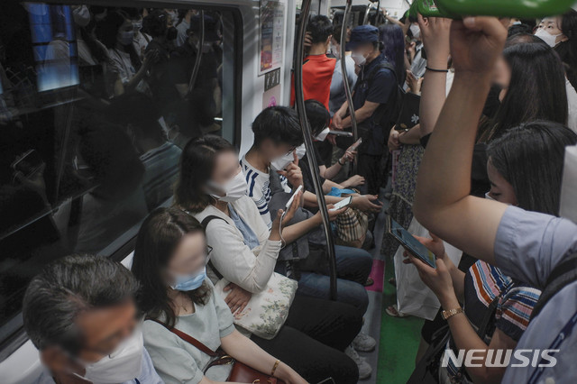 [서울=뉴시스] 박민석 기자 = 수도권발 신종 코로나바이러스 감염증(코로나19) 확산세가 지속되고 있는 지난 18일 오전 마스크를 착용한 시민들이 서울지하철 2호선 성수행 외선순환 열차를 탑승하고 있다. 2020.08.18. mspark@newsis.com