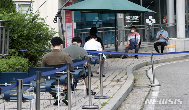 [서울=뉴시스]홍효식 기자 = 18일 서울 중랑구 서울의료원 선별진료소에서 시민들이 신종 코로나바이러스 감염증(코로나19) 검사를 받기 위해 대기하고 있다. 2020.08.18.  yesphoto@newsis.com