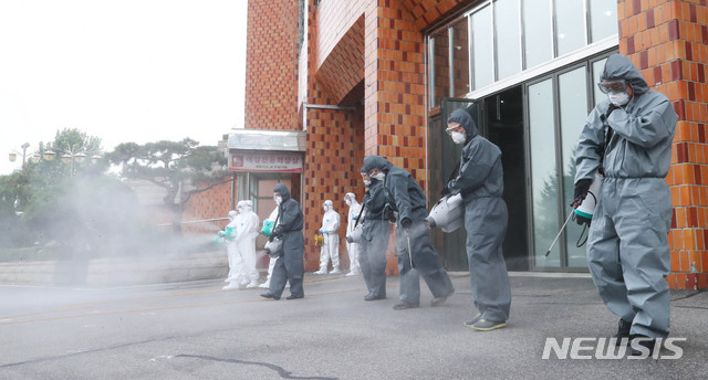 [서울=뉴시스] 장세영 기자 = 여의도순복음교회 코로나19 확진자 3명 발생한 다음날인 18일 오전 서울 여의도순복음교회 앞을 방역담당자들이 방역 소독하고 있다. 2020.08.18.  photothink@newsis.com