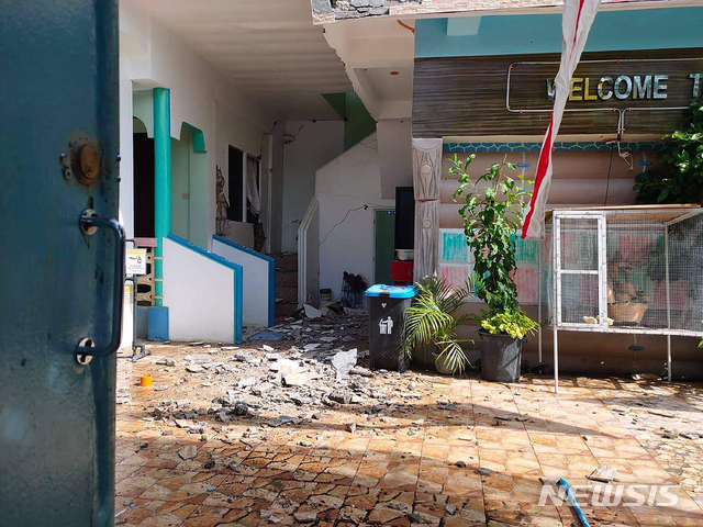 [카타인간(필리핀)=AP/뉴시스]필리핀 적십자사가 제공한 사진에 18일(현지시간) 필리핀 중부 마스바테주 카타인간에서 규모 6.5의 지진이 발생한 후 한 주택에 잔해가 흩어져 있다. 현지 관계자는 이 지진으로 주민들이 건물 밖으로 뛰쳐나오는 등 대피했으며 아직 피해 사례는 보고되지 않았다고 밝혔다. 2020.08.18.