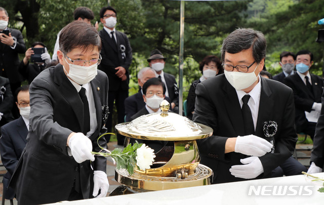 [서울=뉴시스] 국회사진기자단 = 김홍업(오른쪽) 김대중평화센터 이사장과 김홍걸 더불어민주당 의원이 지난달 18일 오전 서울 동작구 국립서울현충원에서 열린 고(故) 김대중 전 대통령 서거 11주기 추도식에서 헌화를 하고 있다. 2020.08.18. photo@newsis.com 