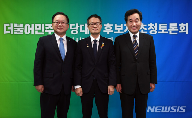 [서울=뉴시스] 국회사진취재단 = 더불어민주당 당대표 경선에 출마한 김부겸(왼쪽부터), 박주민, 이낙연 후보가 18일 오후 서울 양천구 CBS사옥에서 진행된 CBS 라디오 ‘시사자키 정관용입니다’ 에 출연, 방송토론회 전 포즈를 취하고 있다. 2020.08.18.  photo@newsis.com