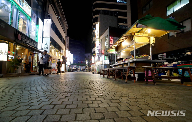 [서울=뉴시스]김병문 기자 = 강화된 사회적 거리두기 2단계 권고 사항이었던 조치들이 강제 사항으로 강화되는 19일 0시를 몇 시간 앞둔 18일 오후 서울 중구 북창동 먹자골목의 한 포장마차가 한산하다. 2020.08.18.  dadazon@newsis.com