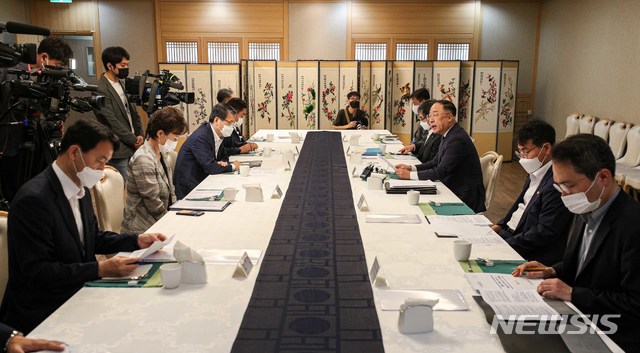 [서울=뉴시스]김명원 기자 = 홍남기 경제부총리 겸 기획재정부 장관이 19일 오전 서울 종로구 정부서울청사 국무위원식당에서 열린 제3차 부동산 시장 점검 관계장관회의를 주재하고 있다. 2020.08.19. photo@newsis.com