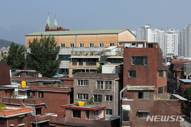 [서울=뉴시스] 이윤청 기자 = 중앙방역대책본부가 국내 신종 코로나바이러스 감염증(코로나19) 신규 확진자가 297명이라고 밝힌 19일 서울 성북구 사랑제일교회 일대가 보이고 있다. 2020.08.19.  radiohead@newsis.com