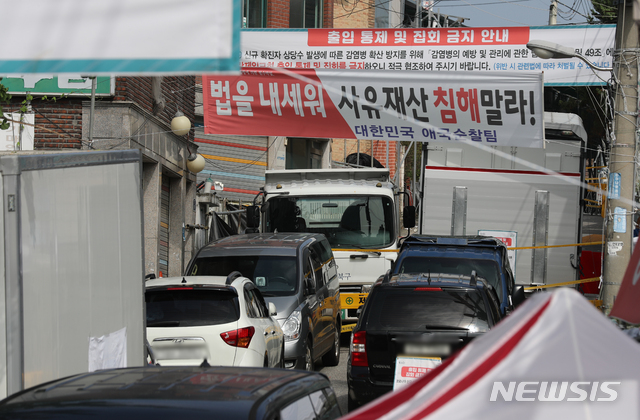 [서울=뉴시스] 이윤청 기자 = 중앙방역대책본부가 국내 신종 코로나바이러스 감염증(코로나19) 신규 확진자가 297명이라고 밝힌 19일 서울 성북구 사랑제일교회로 가는 길목이 주차된 차량으로 막혀 있다. 2020.08.19.  radiohead@newsis.com