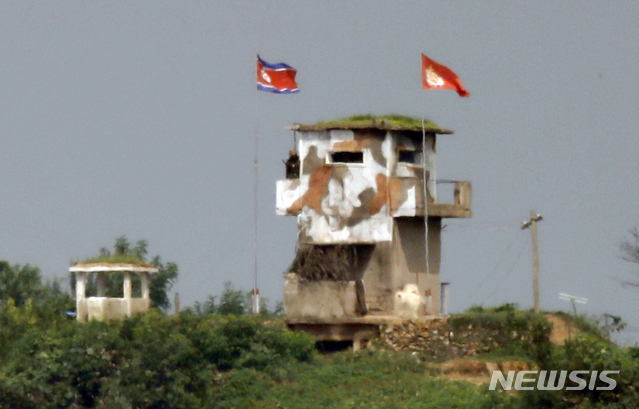 [파주=뉴시스] 고승민 기자 = 한미연합훈련 이튿날인 19일 경기 파주 접경지역에서 바라본 북한군 초소가 조용한 모습을 보이고 있다. 한 북한군이 초소 2층에서 총을 메고 경계근무를 하고 있다. 2020.08.19. kkssmm99@newsis.com 
