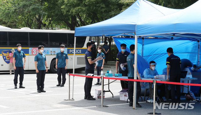 [서울=뉴시스] 이영환 기자 = 지난 광복절 도심 집회에 질서유지를 위해 투입되었던 경찰들이 지난 19일 오전 서울 중구 서울지방경찰청 기동본부에서 신종 코로나바이러스 감염증(코로나19) 검사를 받기 위해 대기하고 있다. 2020.08.19. 20hwan@newsis.com