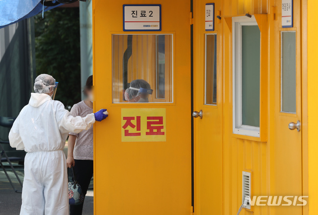 [파주=뉴시스] 고승민 기자 = 19일 파주 경기도의료원 파주병원 선별진료소에서 의료진이 분주하다. 18일 이곳에서 코로나19 격리 치료 중이던 사랑제일교회 교인이 탈출해 법당에 11시간 있었던 것으로 알려지는 등 사랑제일교회발 코로나19 파장이 일파만파 걷잡을 수 없이 커지고 있다. 2020.08.19. kkssmm99@newsis.com