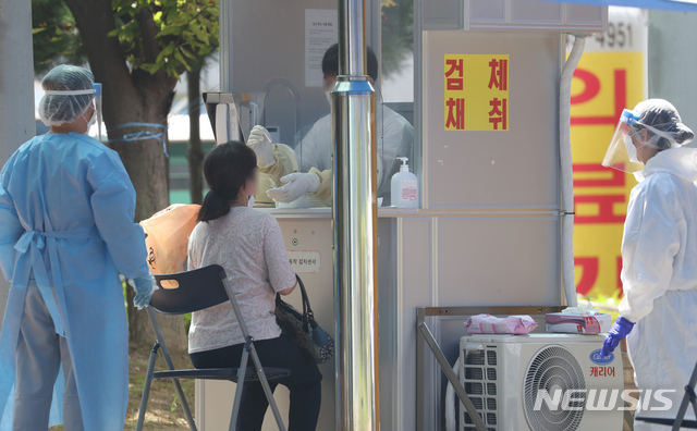 [파주=뉴시스] 고승민 기자 = 19일 파주 경기도의료원 파주병원 선별진료소에서 의료진이 검사자 검체를 채취하고 있다. 18일 이곳에서 코로나19 격리 치료 중이던 사랑제일교회 교인이 탈출해 법당에 11시간 있었던 것으로 알려지는 등 사랑제일교회발 코로나19 파장이 일파만파 걷잡을 수 없이 커지고 있다. 2020.08.19. kkssmm99@newsis.com