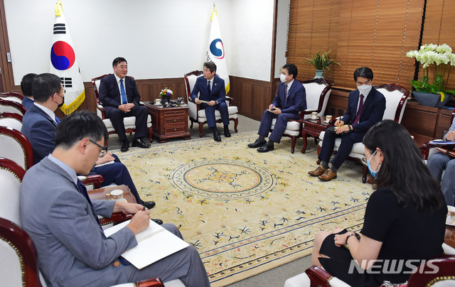 [서울=뉴시스]김명원 기자 = 이인영 통일부 장관이 19일 서울 종로구 정부서울청사 통일부 장관실에서 싱하이밍 주한 중국대사를 만나 환담을 나누고 있다. 2020.08.19. photo@newsis.com