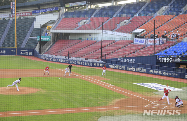 [서울=뉴시스] 박민석 기자 = 정부의 수도권 지역 사회적 거리두기 2단계 상향 조정에 따라 오는 20일부터 KIA까지 KBO 10개 구단이 모두 무관중 경기를 진행하기로 한 가운데 19일 오후 서울 송파구 잠실야구장에서 열린 2020 신한은행 SOL KBO리그 KIA 타이거즈 대 LG 트윈스의 경기가 무관중으로 진행되고 있다. 2020.08.19. mspark@newsis.com