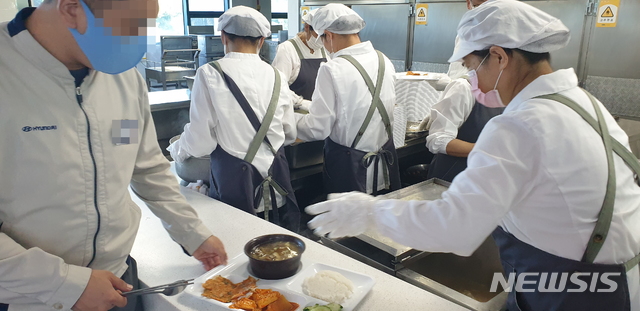 여름철 보양식인 한방갈비탕을 제공하는 현대자동차 울산공장 사내식당. (사진=현대자동차 울산공장 제공)